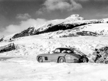 Klasyki Mercedesa na skutym lodem jeziorze St. Moritz